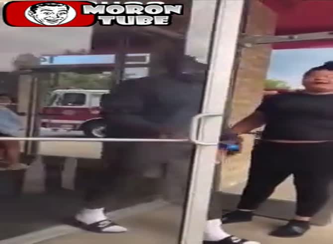 Video :Two women quarrel in front of their kids